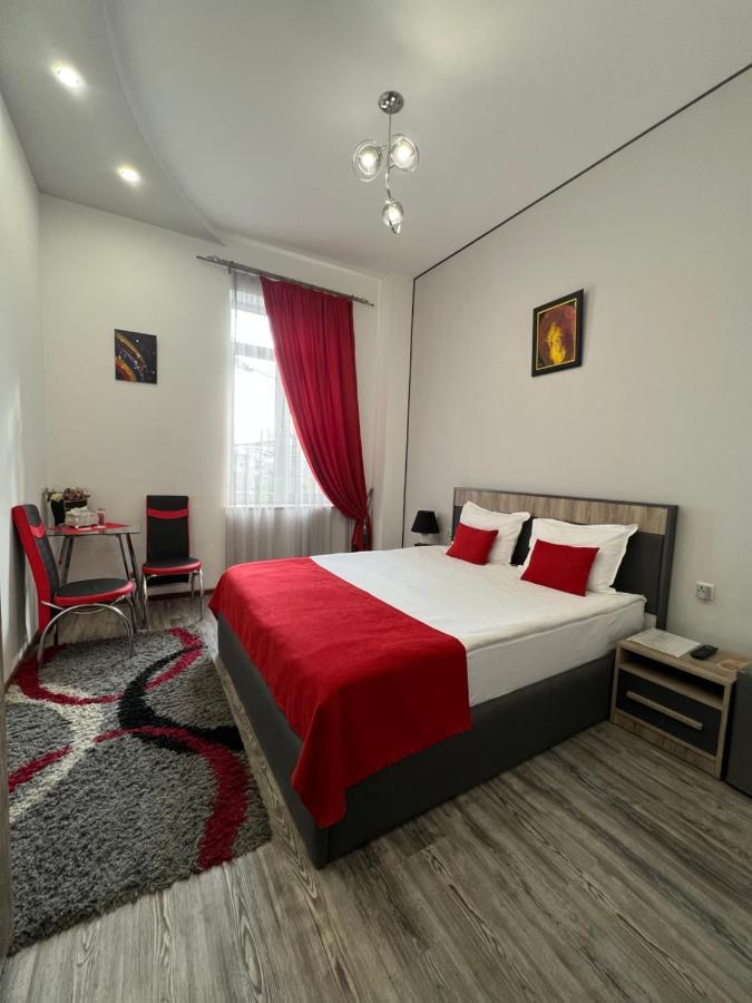 Hotel Fleur Yerevan Bagian luar foto