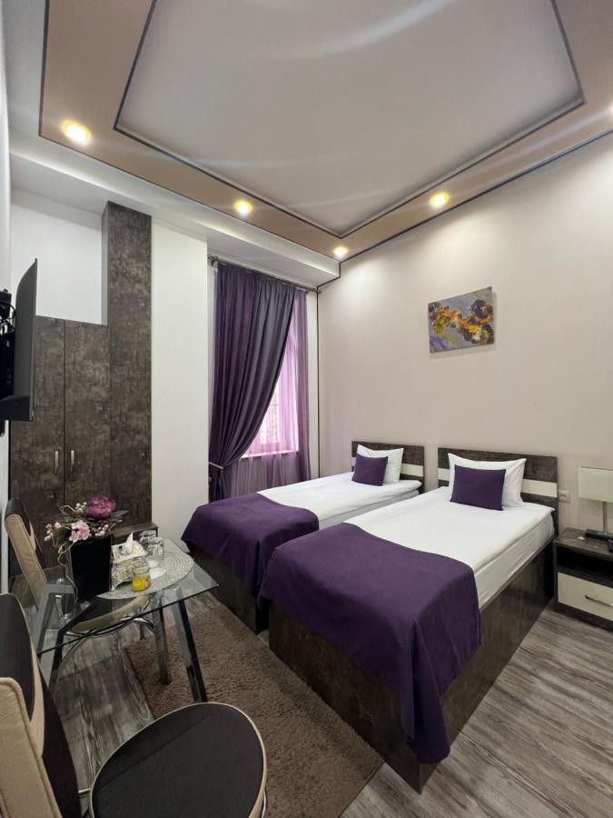 Hotel Fleur Yerevan Bagian luar foto