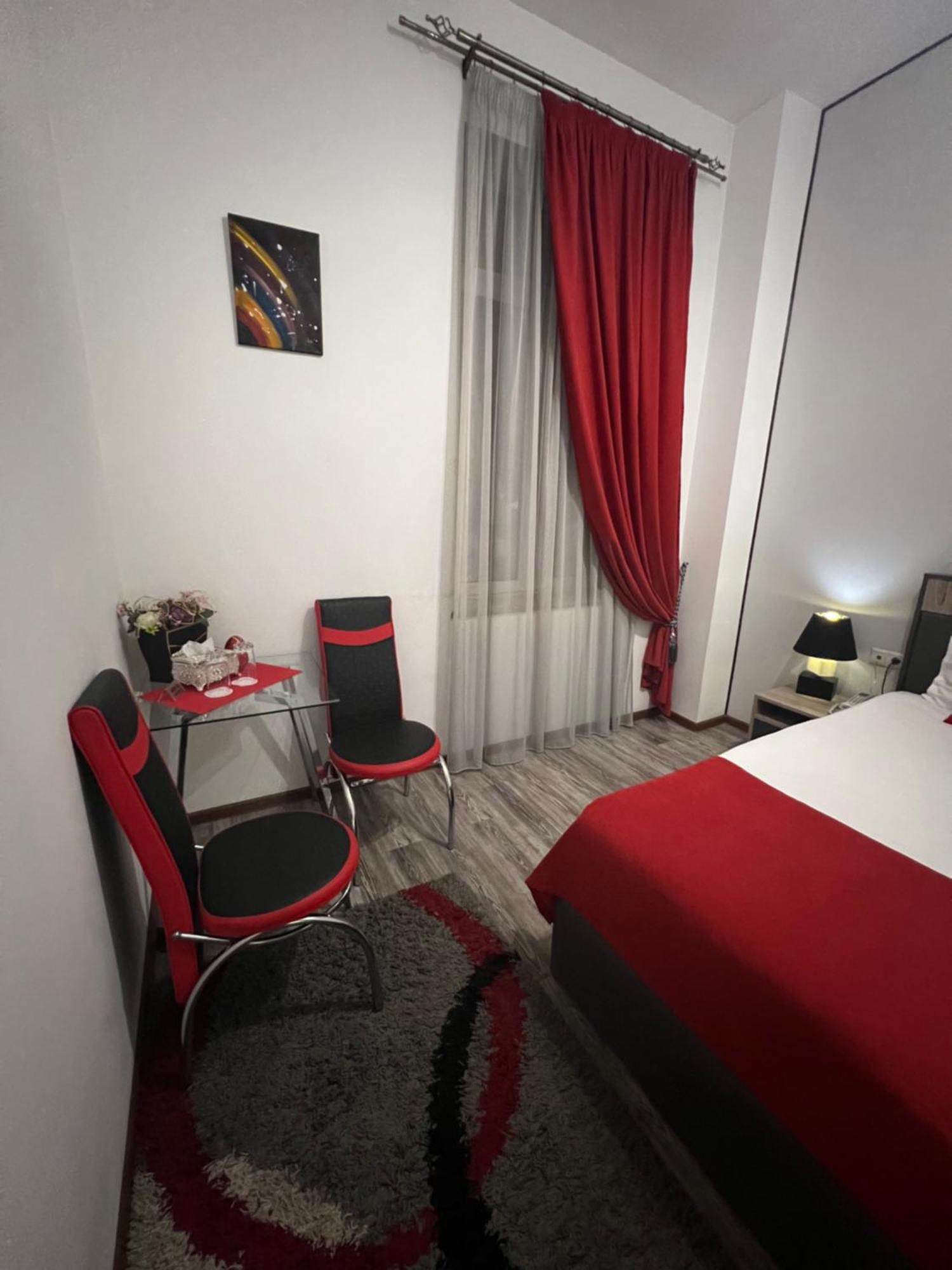 Hotel Fleur Yerevan Bagian luar foto